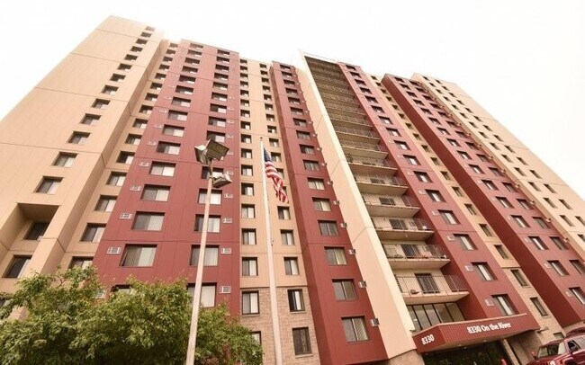 Foto del edificio - 8330 E Jefferson Ave