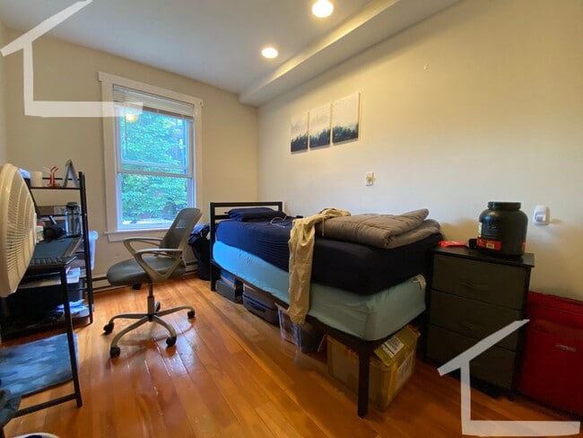 Building Photo - Charming 3 Bedroom- NO Broker FEE