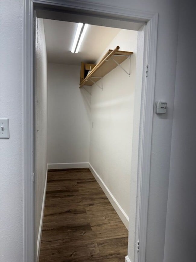 Building Photo - Quiet neighborhood!!