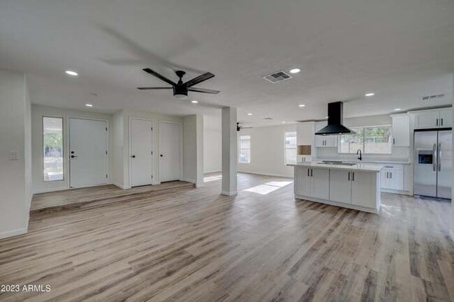 Building Photo - 7113 W Sunnyside Dr