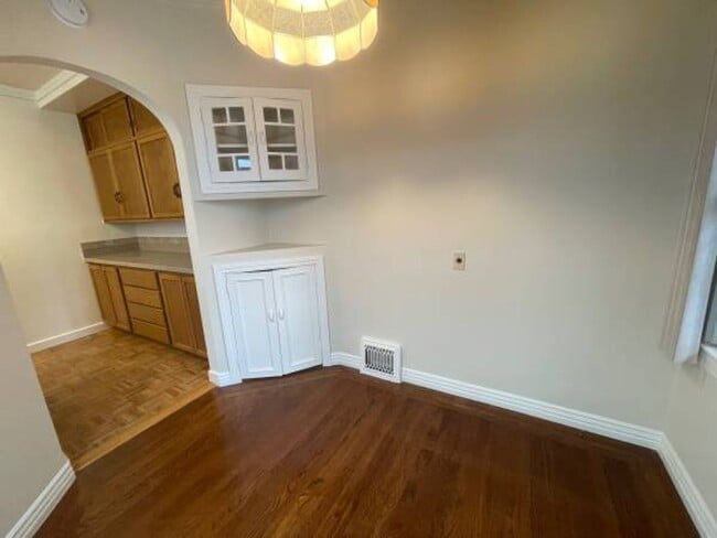 Building Photo - Amazing 2 Bedroom 1.5 Bathroom Home