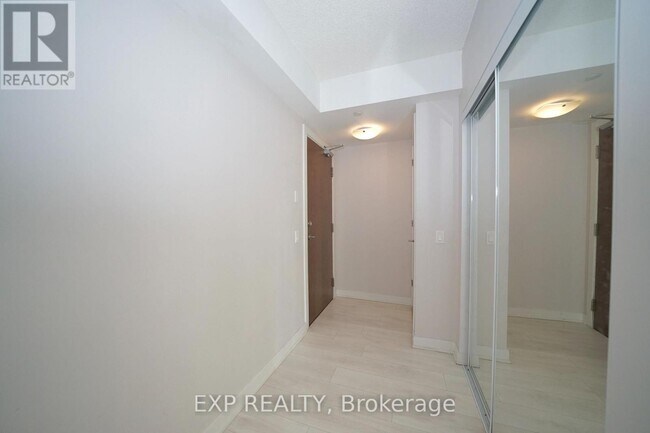 Photo du bâtiment - 2220 Lake Shore Blvd W