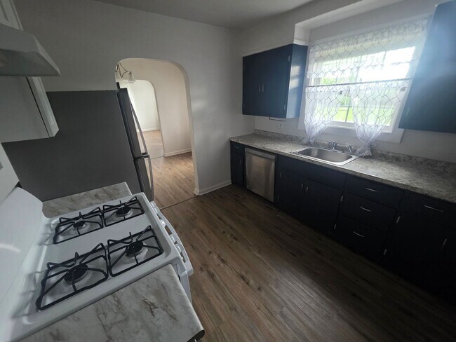 Foto del edificio - Charming 2 Bed Home with Dining Room & Attached Garage