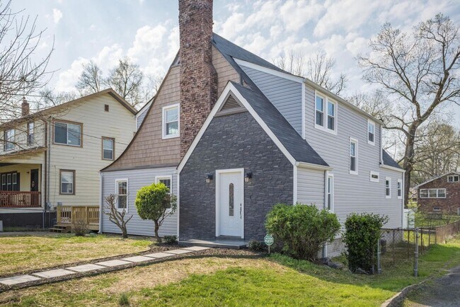 Building Photo - 4 Bedroom Charming Home in Historic Glenwood!