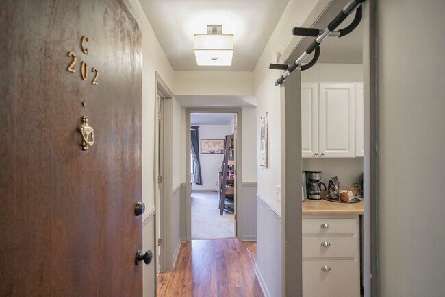 Building Photo - SYLVAN PARK CONDO!