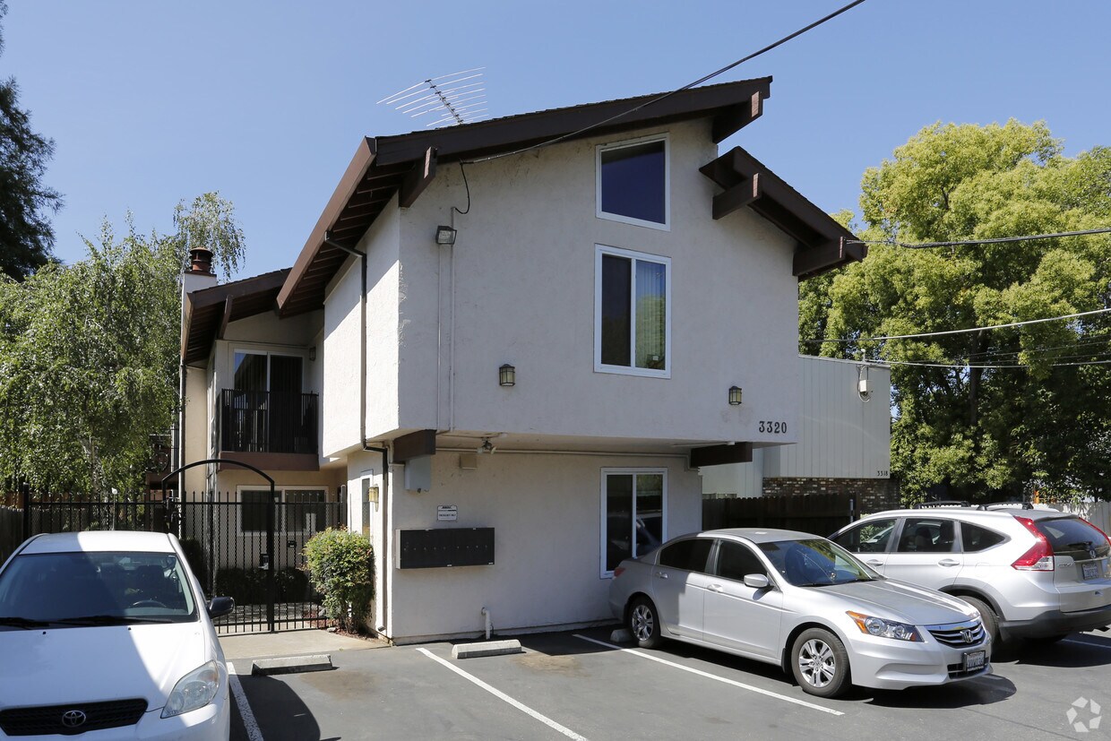 Primary Photo - Burgundywood - I Street Apartments