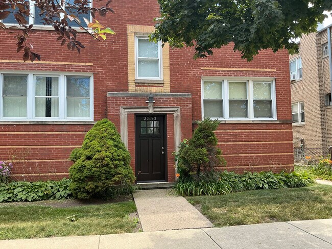 Exterior frontal - 2553 W Summerdale Ave