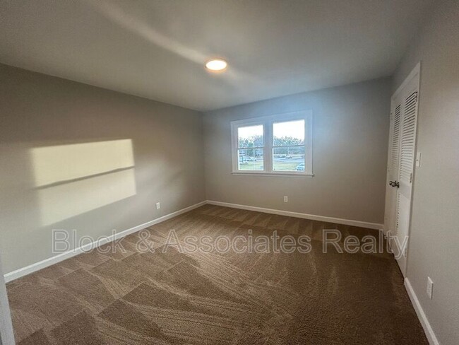 Building Photo - 512 S Cherry St