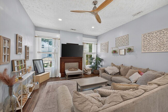 Foto del edificio - 5618 Whitney Pl