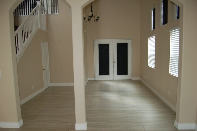 Foto del edificio - 17565 Owen St