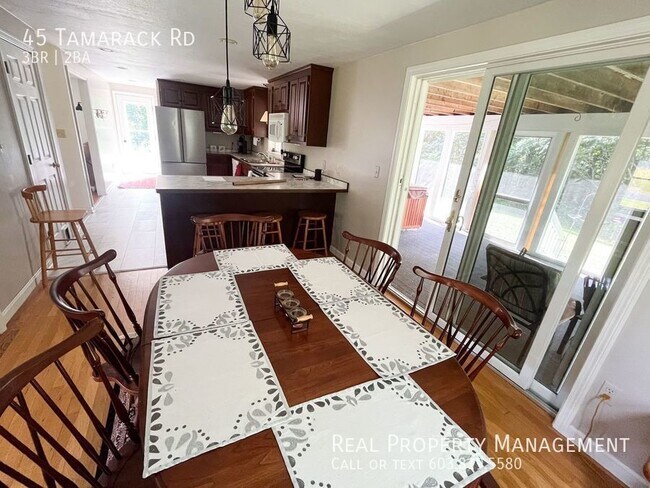 Foto del edificio - Cozy 3-Bedroom Cottage with Expansive Yard...