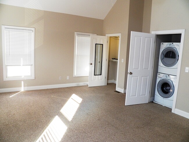 Building Photo - 1190 Forsythe Ave
