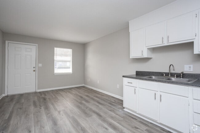 1HAB, 1BA - 600 ft² - Stonehenge Apt