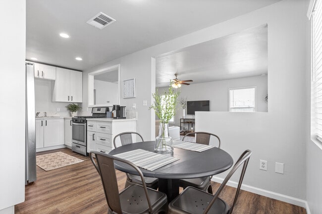 Building Photo - 813 S Oleander Ave
