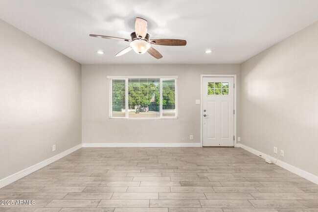 Foto del edificio - 331 E Continental Dr