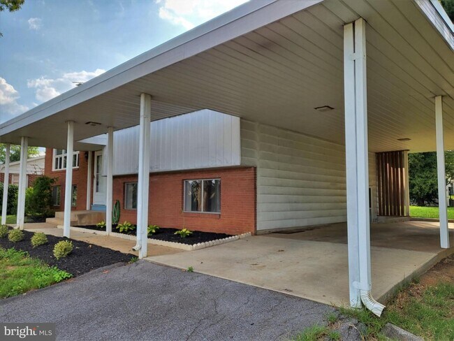 Building Photo - 12812 Oak Hill Ave