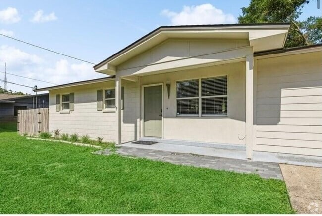 Building Photo - 111 Cowrie Ave SW