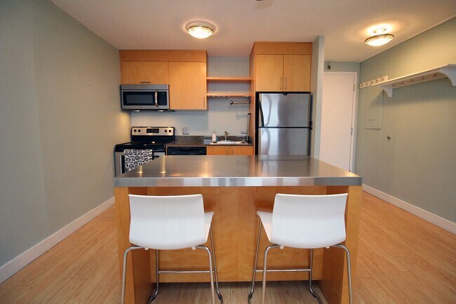 Building Photo - VIEW VIEW VIEW! Spacious Downtown 1 Bed Co...