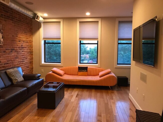 Building Photo - 1449 Girard St NW