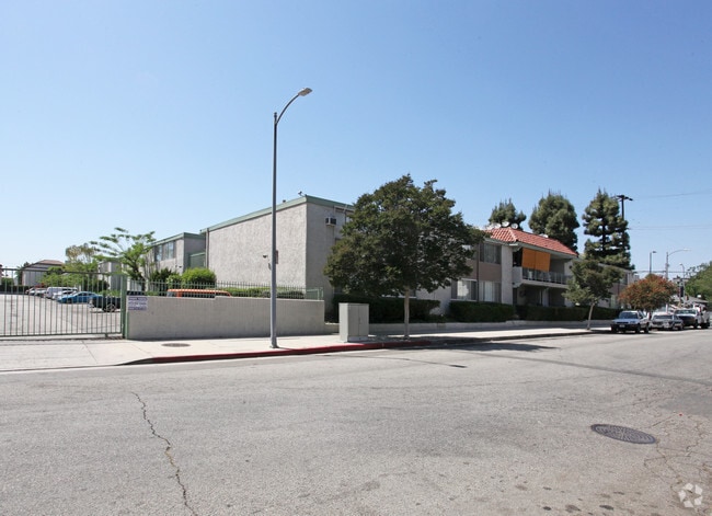 Building Photo - Burbank Oaks Apartments
