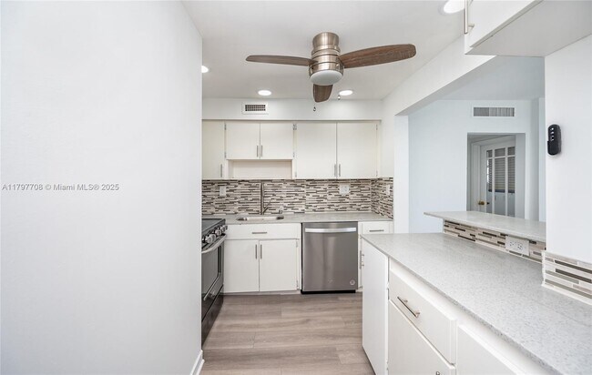 Building Photo - 301 Sunrise Dr