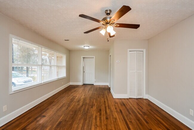 Foto del edificio - 1864 Pinedale Pl