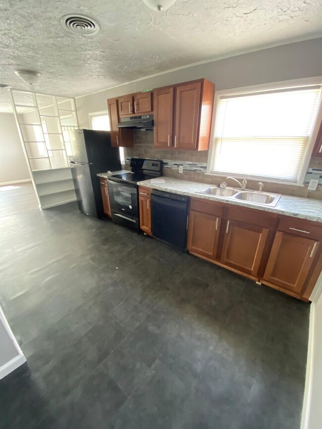 Building Photo - 1636 S Glenn Ave