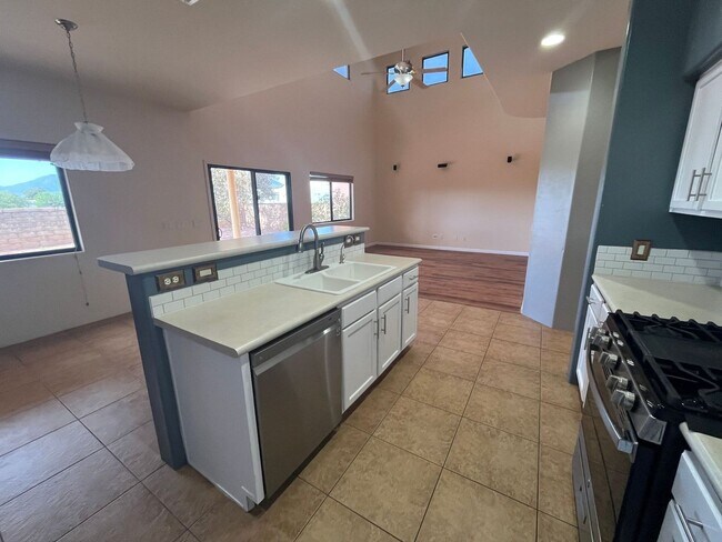 Foto del edificio - Large 4 bedroom home
