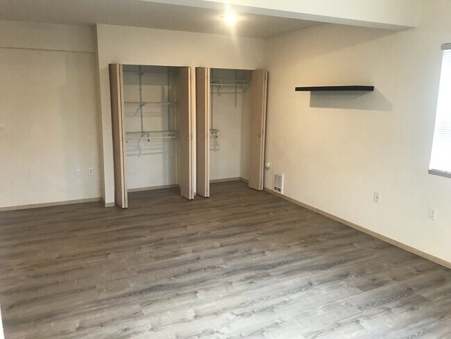Sala de estar - Frente a los armarios - 2228 Eastlake Ave E