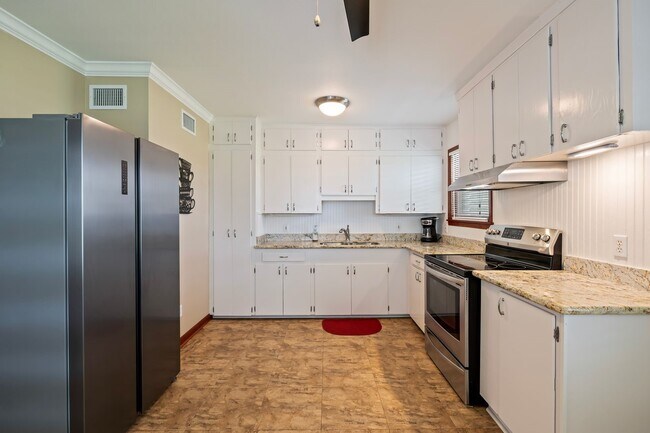Building Photo - 6728 Avenue Q