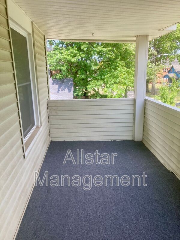 Foto del edificio - 3018 E 125th St