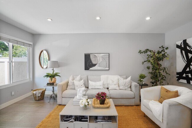 Building Photo - Fully Remodeled 3 bedroom Townhome with 2 ...