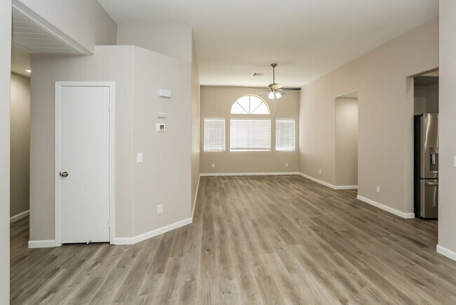 Foto del edificio - 8809 W Colorful Pines Ave