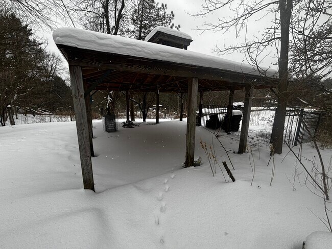 Foto del edificio - 349 Bone Plain Rd