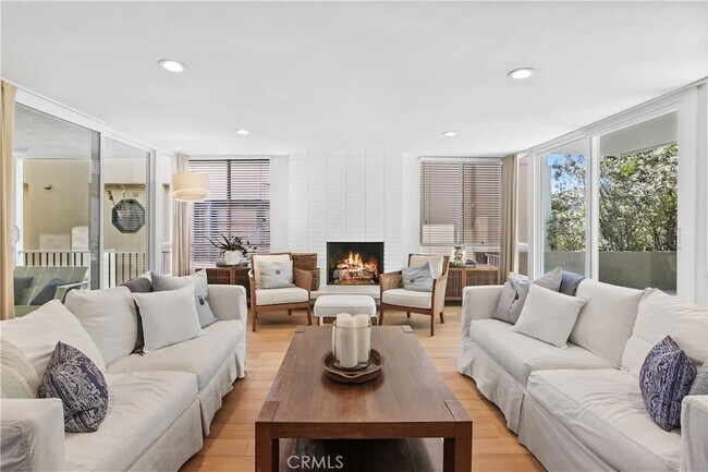 Building Photo - 430 1/2 Carnation Ave Unit