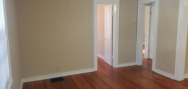 Foto del edificio - 2 bd, 1 ba house in central west Columbia, wood floors, new paint, low traffic road