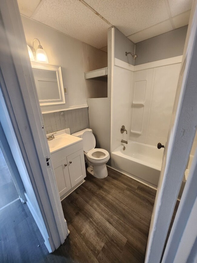 Building Photo - Nice 2 bedroom with bonus room