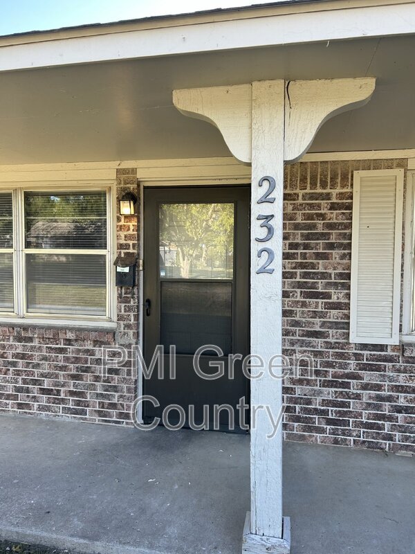 Primary Photo - 232 S Indianola St