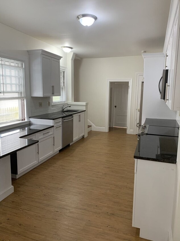 Primary Photo - 240 Bowen St