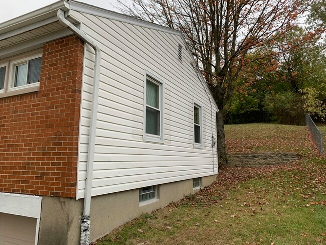 Building Photo - 1240 Clovernook Dr