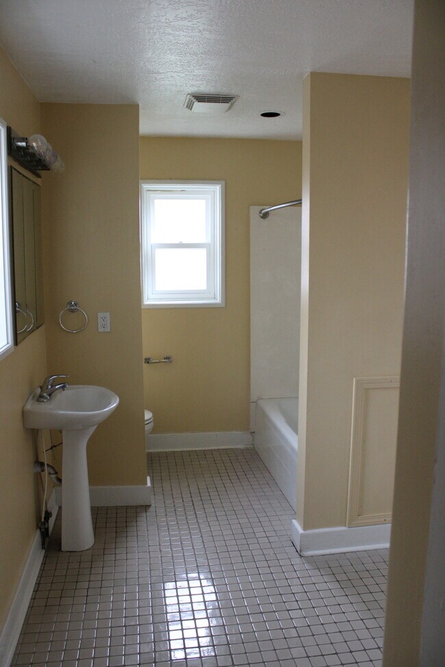 baño de la planta principal - 324 E 7th Ave