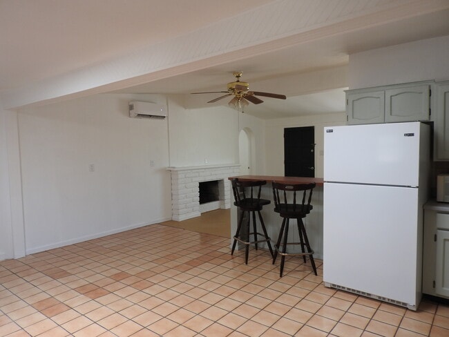 Livingroom - 2901 W Milton Rd