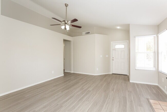 Foto del edificio - 6102 Giant Forest Ln