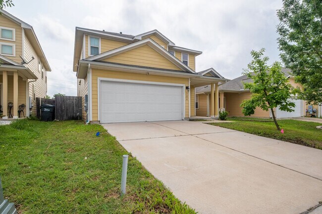 Building Photo - Brilliant 3 Bedroom, 2.5 Bath, 2-Story Hom...