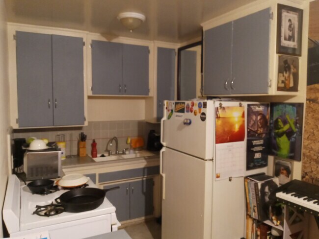 LEAVE A PROFILE!!! - 6042 Romaine St
