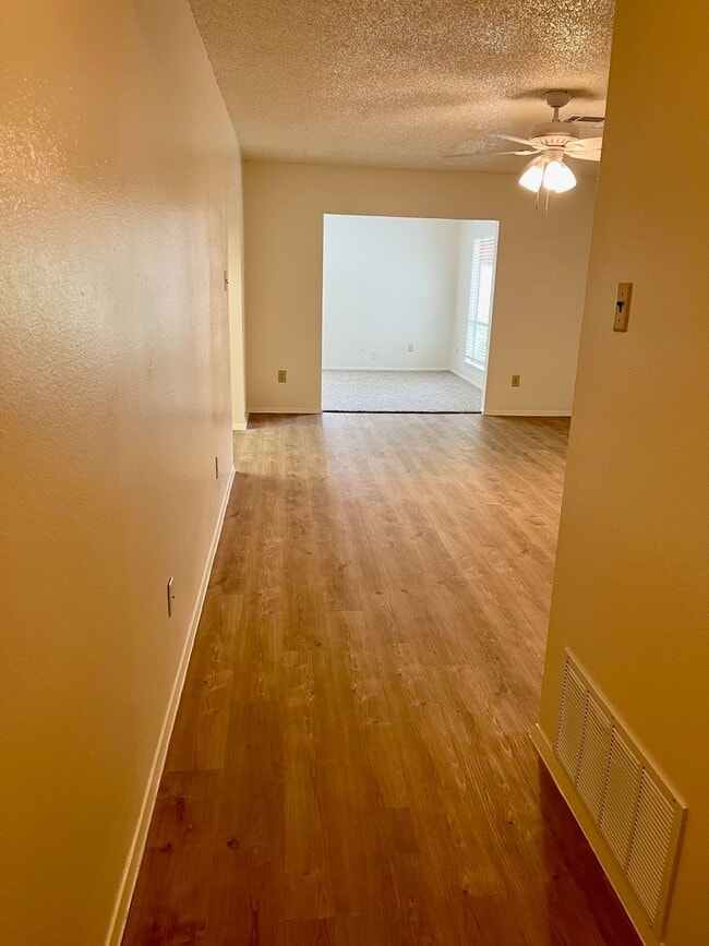 Building Photo - Charming 3/2 in Pipers Meadow *NO HOA* Mov...