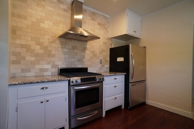 Foto del edificio - Rare 3 bedroom, 2 full bathrooms in the de...