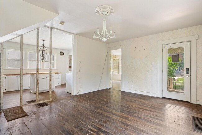 Building Photo - 3 Bedroom Home For Rent