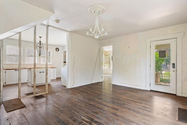 Foto del edificio - 3 Bedroom Home For Rent