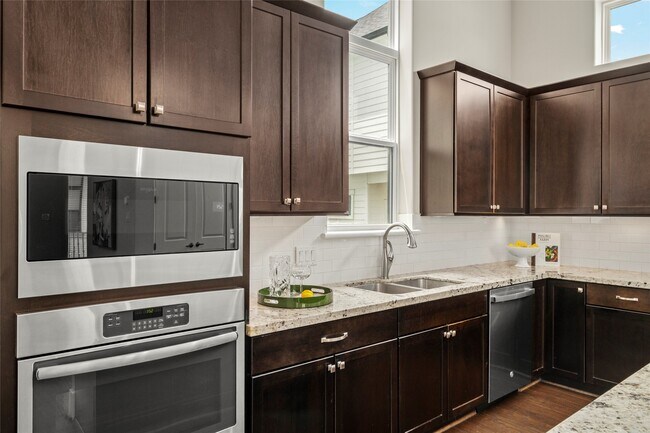 Foto del edificio - 5646 Larkin St